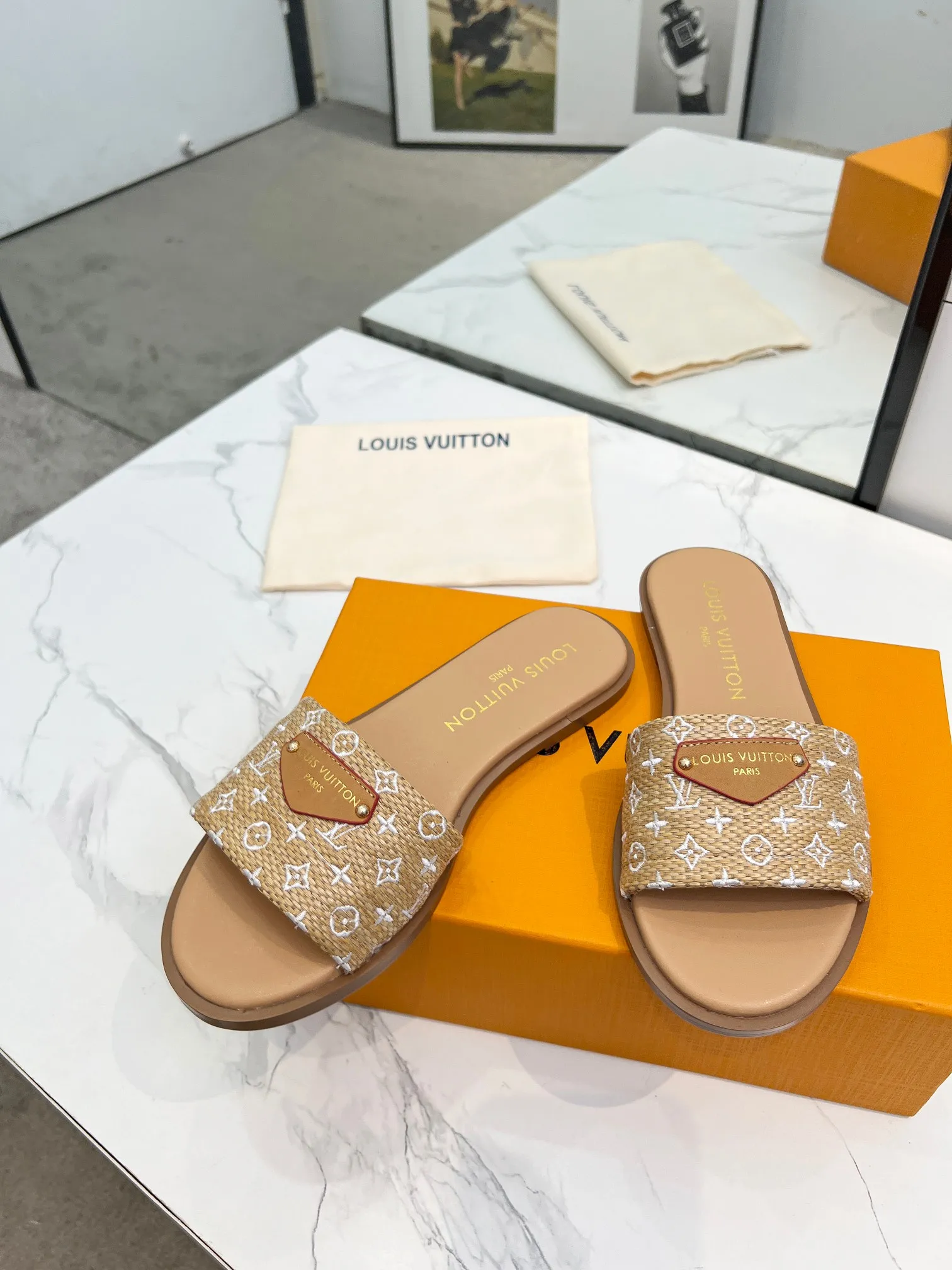 👟👟Ex-factory price 320👟👟 Genuine leather sole +40 Louis Vuitton, 1:1 advanced customization upper, fabric: customized LV special fabric, lining: sheepskin, original molding hardware, code number: 35-42, order with pictures, welcome to send pictures to place an order,